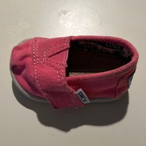 Adorable baby girl Toms size T2